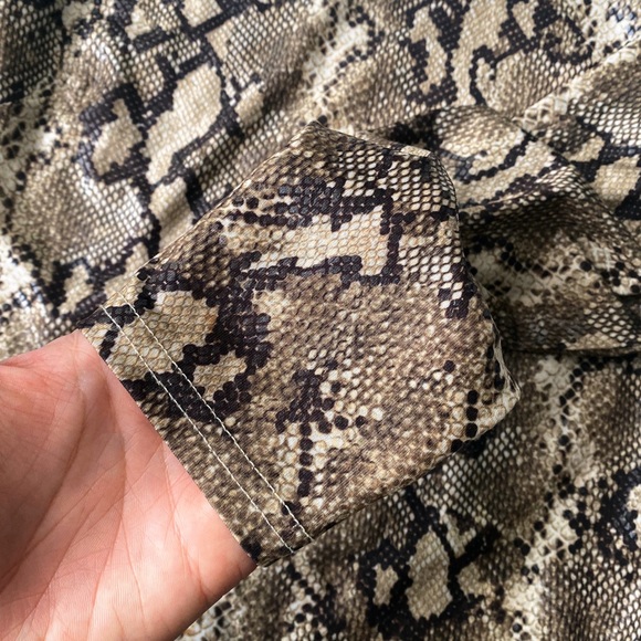 🌿 NA CROCODILE PRINT OLIVE GREEN TAN COTTON LONG SLEEVE TOP! - Picture 6 of 6